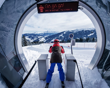 Skifahrer messen ihr Können auf der Skimoviestrecke Wagrain im Snow Space Salzburg | © Snow Space Salzburg