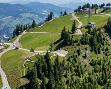 Aerial view of the hiking trail in Altendorf in summer | © sky-blue Salzburg