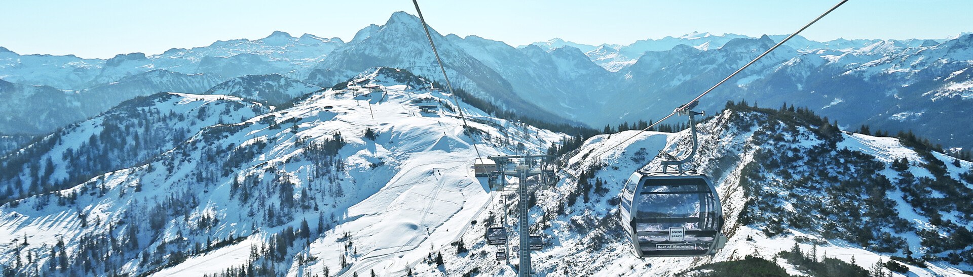 Panoramalink mit Aussicht auf das Skigebiet
