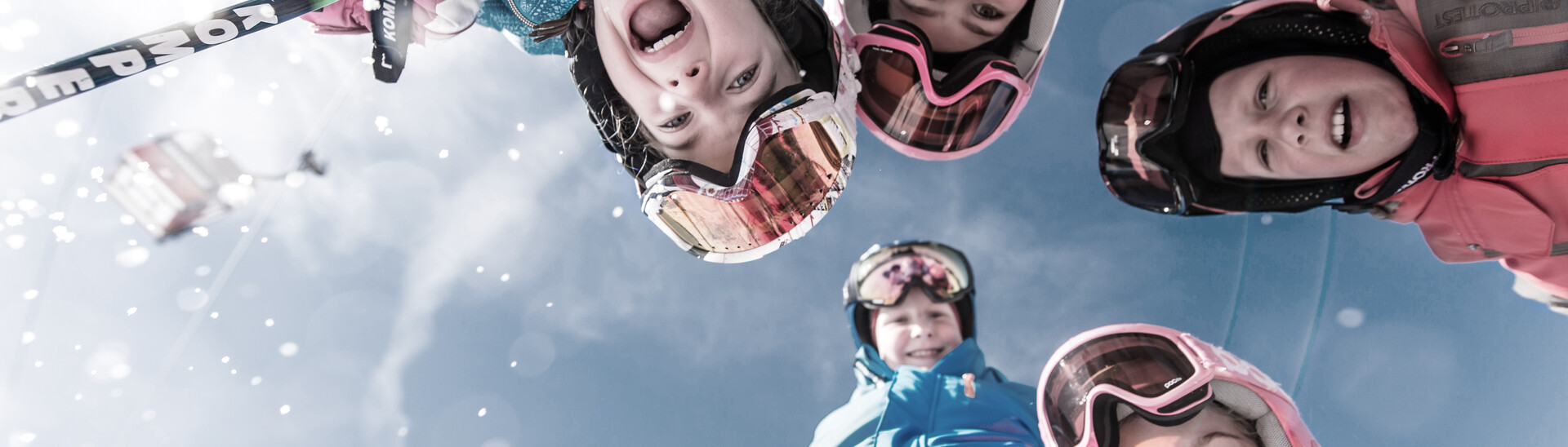 Familien mit Kindern genießen einen Skitag im Snow Space Salzburg mit der Familien-Tageskarte der Ski Amade