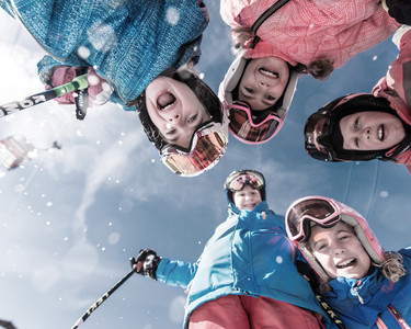 Families with children enjoy a skiing day in the Snow Space Salzburg with the family-day ticket of the Ski Amade