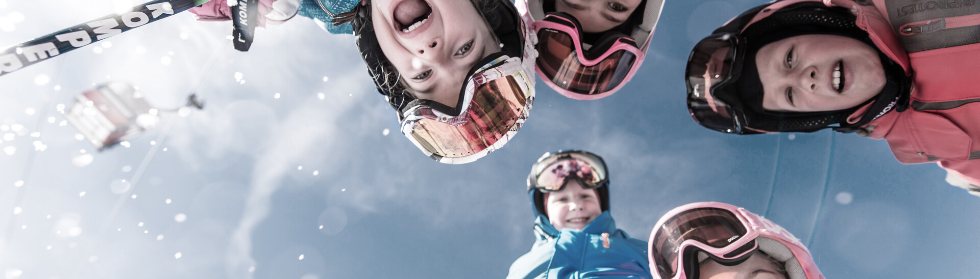 Families with children enjoy a skiing day in the Snow Space Salzburg with the family-day ticket of the Ski Amade