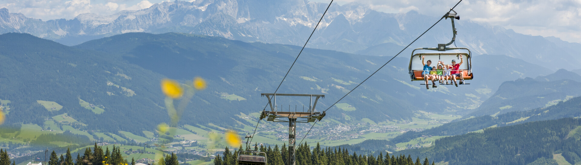 Familie auf Lift im Snow Space Region im Sommer 