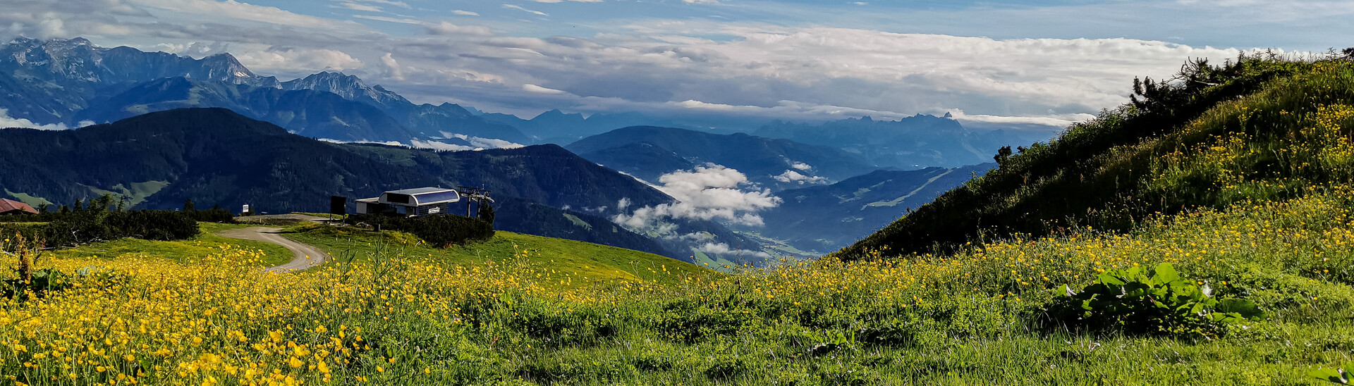 Ausblick auf die Berglandschaft von Snow Space im Sommer