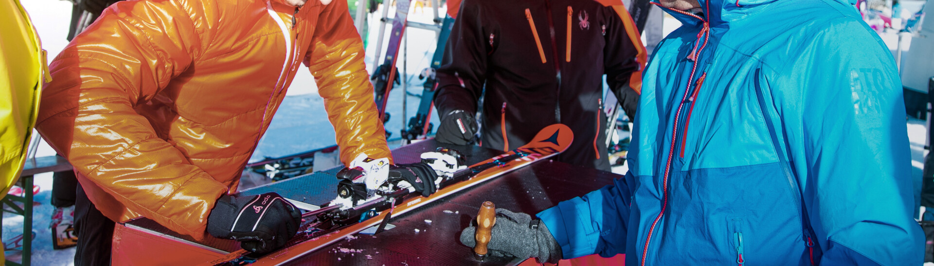 Mann wachselt Skier in einem der Service-Zelte auf der Piste in Wagrain im Snow Space Salzburg | © Bergbahnen AG Wagrain