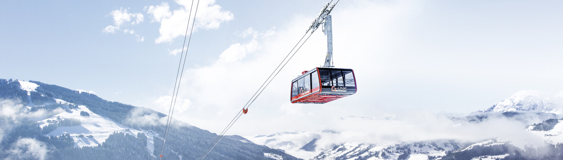 Blick auf G-LINK, eine der größten Pendelbahnen der Welt in Richtung des tiefverschneiten Tals in Wagrain im Snow Space Salzburg