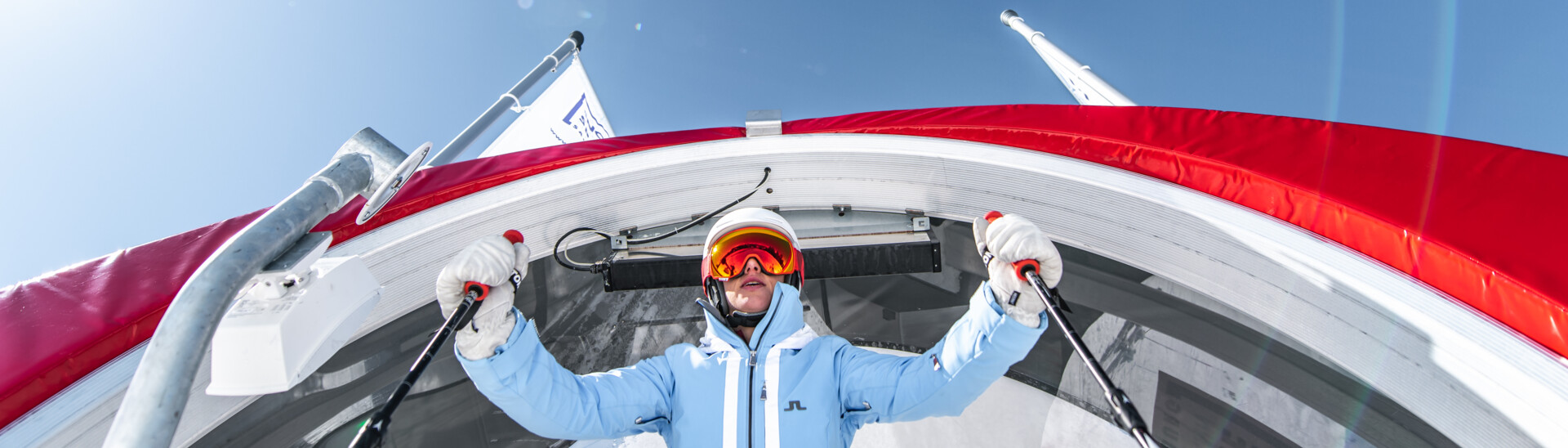 Starthaus mit Skifahrer | Snow Space Salzburg