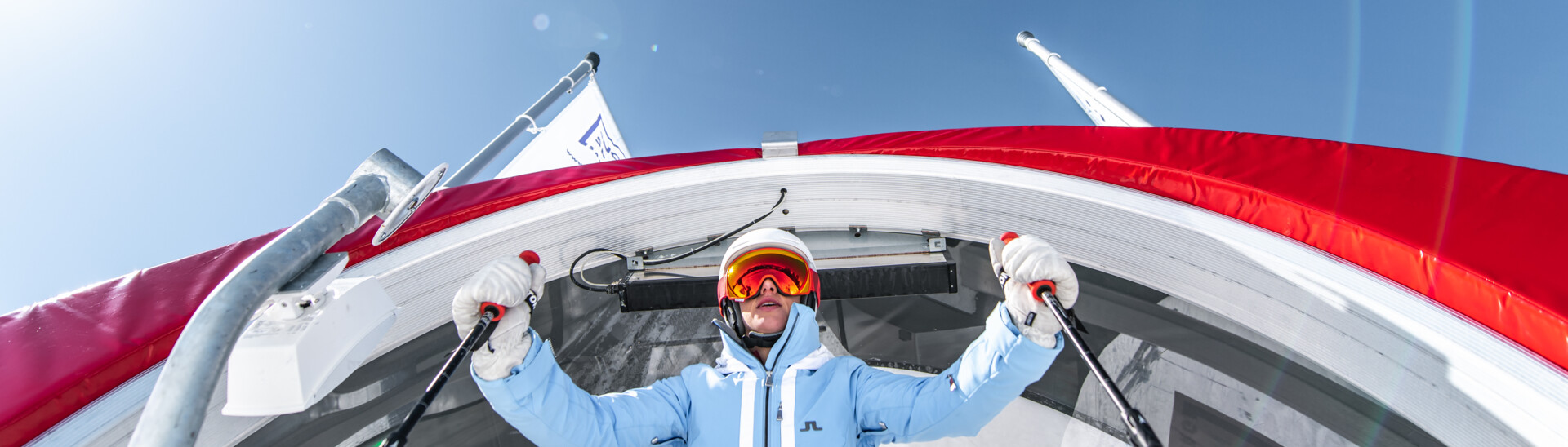 Starthaus mit Skifahrer | Snow Space Salzburg