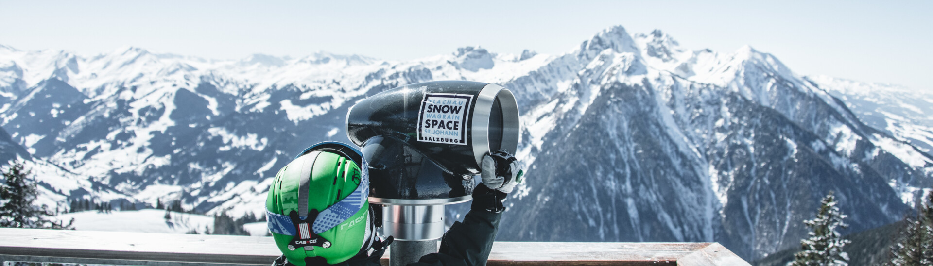 Schneekanone mit Blick auf die Winterlandschaft