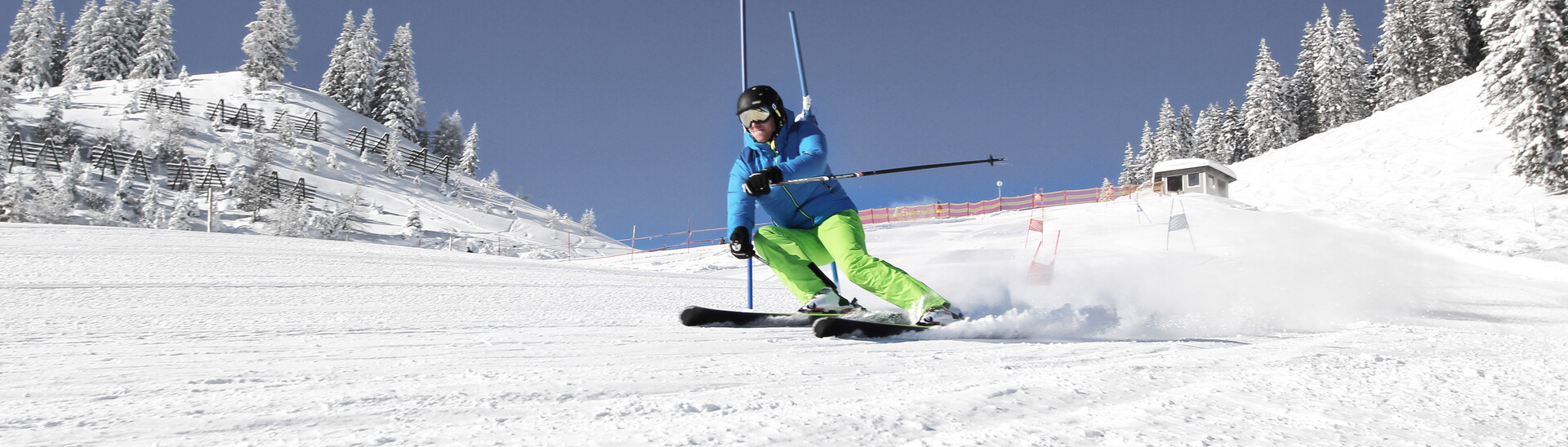 Skifahrer auf der Rennstrecke in Flachau, Alpendorf