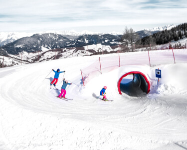 Skiers on the fun slope through the tunnel | © Bergbahnen AG Wagrain