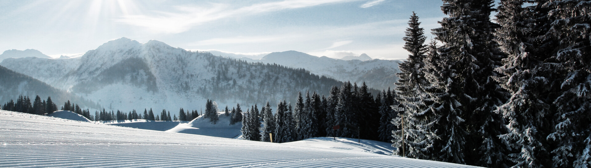 Blick auf die frisch präparierten Pisten des Skigebiets St. Johann bei Sonnenshine