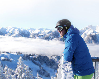 Skifahrer blickt von der Aussichtsplattform Geisterturm am Gernkogel in St. Johann-Alpendorf im Snow Space Salzburg auf die umliegende Berglandschaft | © Alpendorf Bergbahnen AG