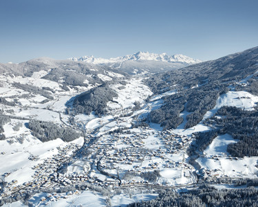 Flugaufnahme vom Ort Wagrain mit umliegender Winterlandschaft in Blickrichtung Flachau im Snow Space Salzburg | © Bergbahnen AG Wagrain