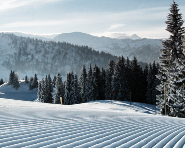 Blick auf die frisch präparierten Pisten des Skigebiets St. Johann bei Sonnenshine