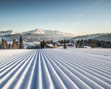 Blick auf Flachau über die frisch präparierte Piste im Skigebiet Snow Space Salzburg mit 120 Pistenkilometer.  | © Bergbahnen Flachau GmbH