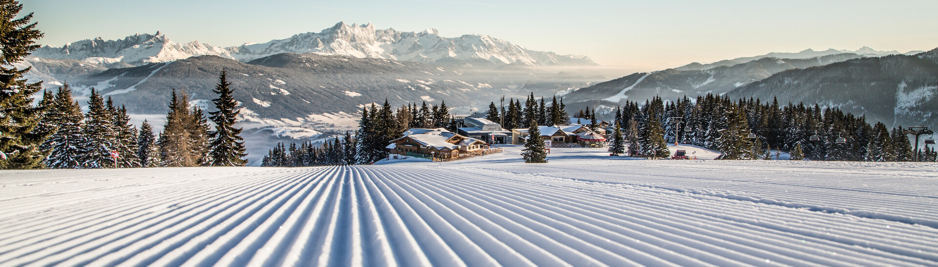  View of Flachau on the freshly groomed slope in the ski area Snow Space Salzburg with 120 kilometers of pistes. | © Bergbahnen Flachau GmbH