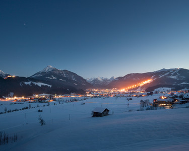 Blick auf das beleuchtete Skigebiet Flachau im Snow Space Salzburg bei Nacht | © Bergbahnen Flachau GmbH