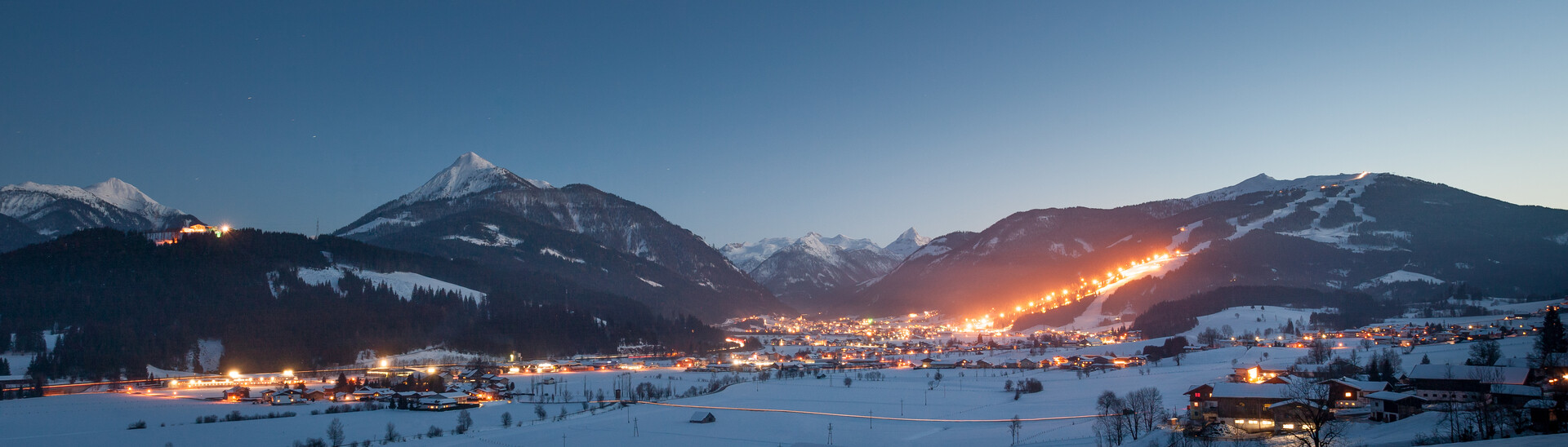 View to the lighted ski area Flachau in Snow Space Salzburg at night | © Bergbahnen Flachau GmbH