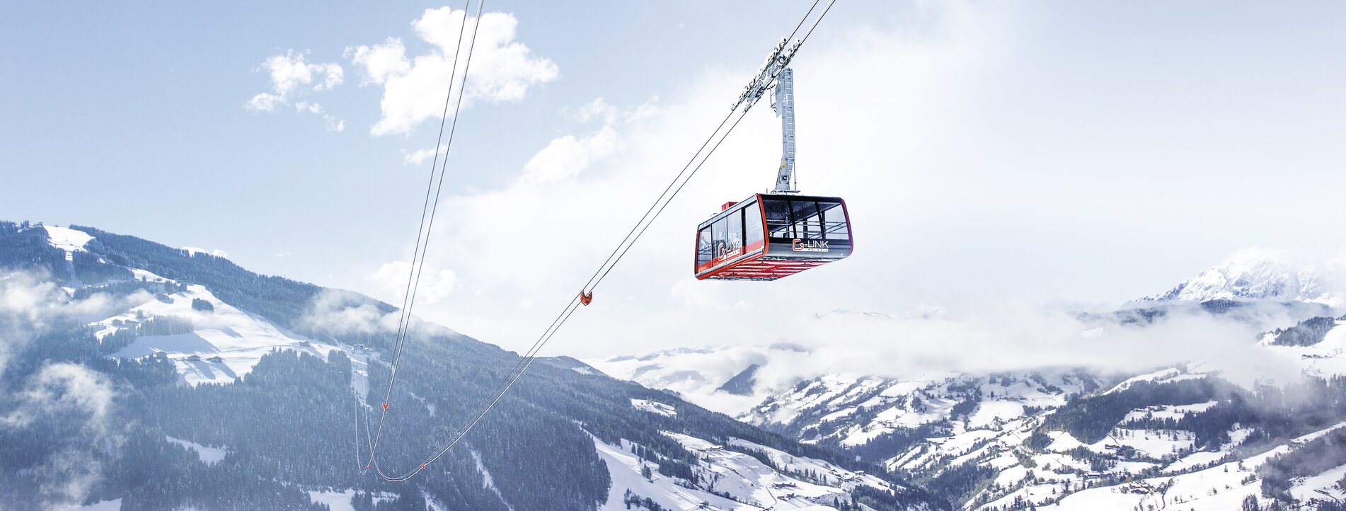 Blick auf G-LINK, eine der größten Pendelbahnen der Welt in Richtung des tiefverschneiten Tals in Wagrain im Snow Space Salzburg | © Oczlon Walter, Bergbahnen AG Wagrain