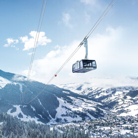 Blick auf G-LINK, eine der größten Pendelbahnen der Welt in Richtung des tiefverschneiten Tals in Wagrain im Snow Space Salzburg | © Oczlon Walter, Bergbahnen AG Wagrain