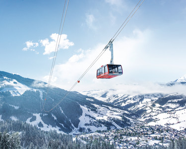 View of G-LINK, the world’s biggest aerial tramway, towards the snow-covered valleys of Wagrain at Snow Space Salzburg | © Oczlon Walter, Bergbahnen AG Wagrain