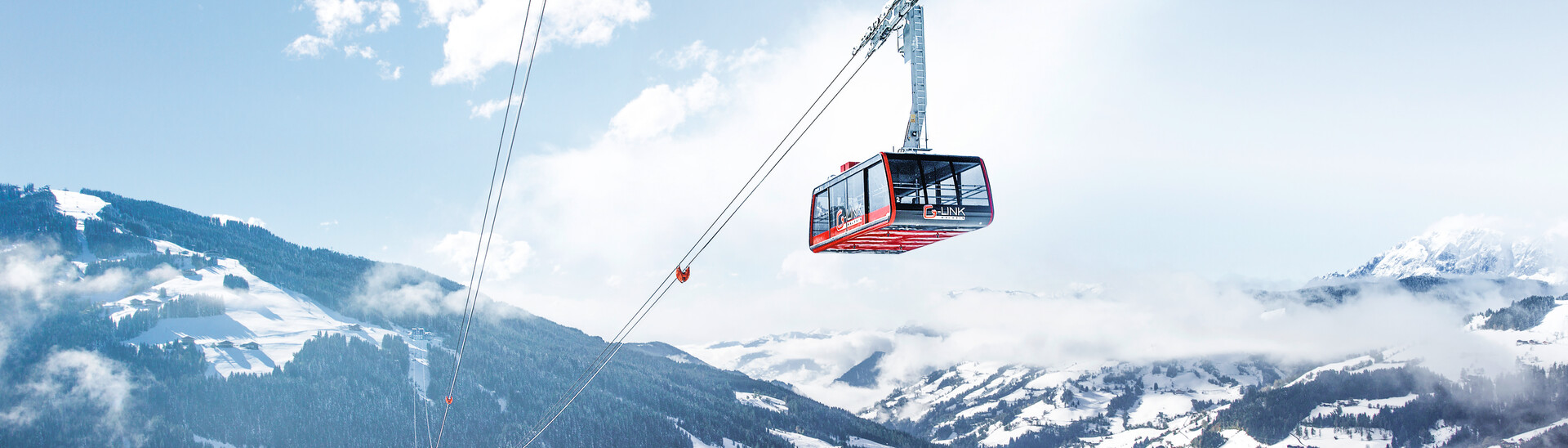 View of G-LINK, the world’s biggest aerial tramway, towards the snow-covered valleys of Wagrain at Snow Space Salzburg | © Oczlon Walter, Bergbahnen AG Wagrain