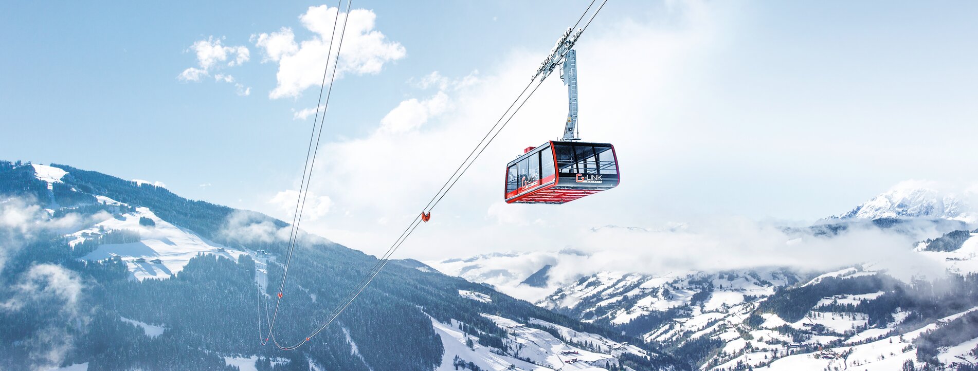 View of G-LINK, the world’s biggest aerial tramway, towards the snow-covered valleys of Wagrain at Snow Space Salzburg | © Oczlon Walter, Bergbahnen AG Wagrain