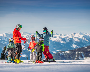 familie-skifahren-snowspace-salzburg-bergwelt 