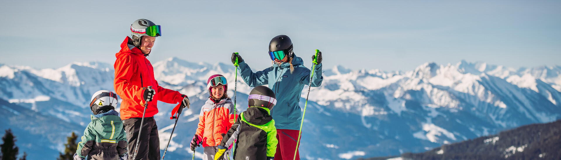 family-skiing-snowspace-salzburg-mountain-world 