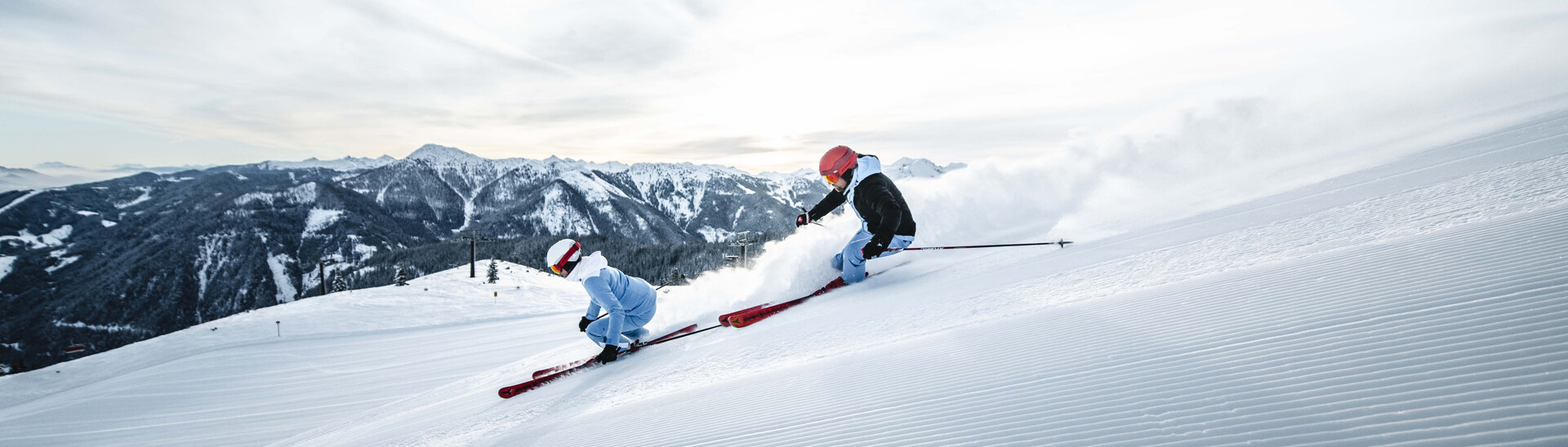 Frischpräparierte Piste mit Skifahrer