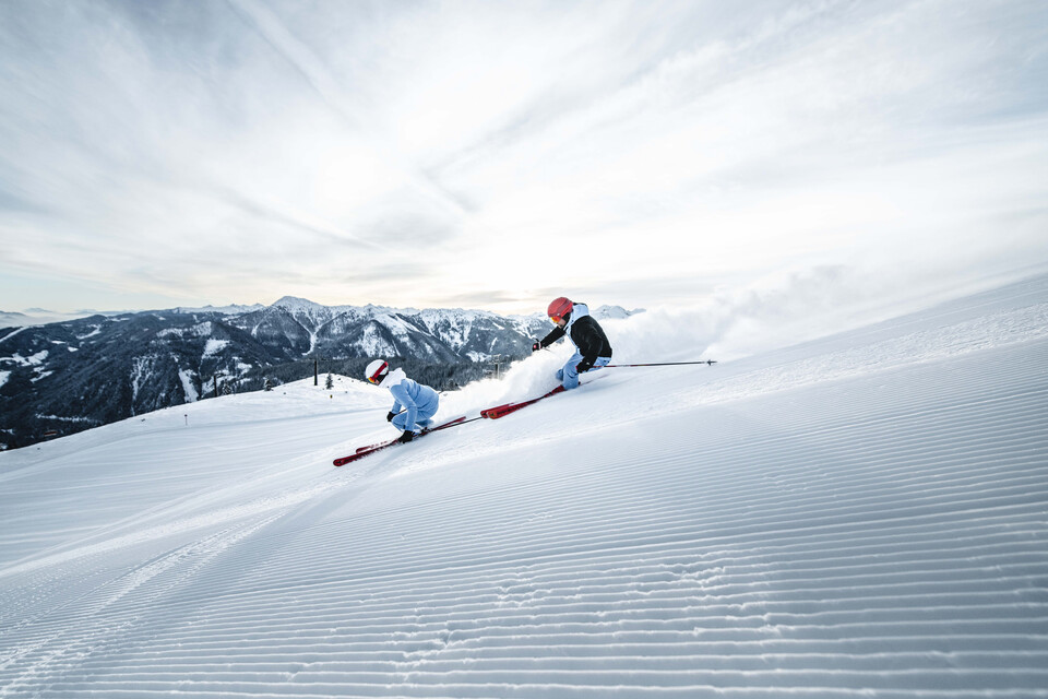 Beste Pistenbedingungen im Snow Space Salzburg Frischpräparierte Piste mit Skifahrer