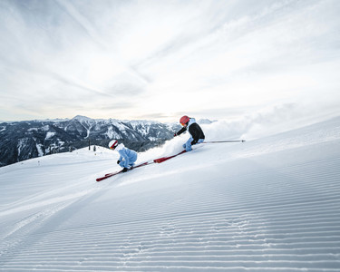 Frischpräparierte Piste mit Skifahrer
