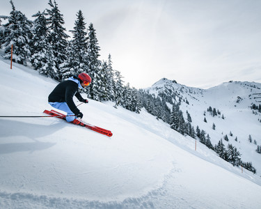 Skifahrer auf der schwarzen Piste im Snow Space Salzburg