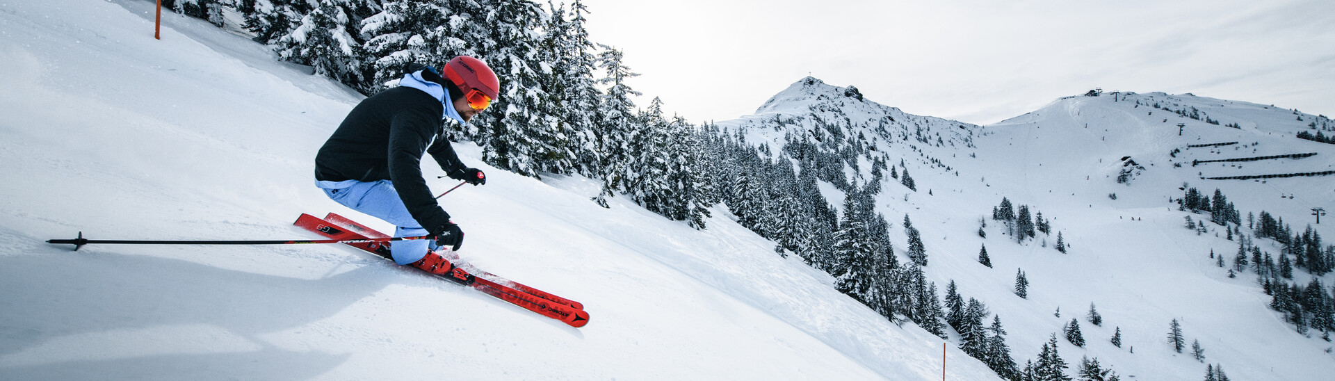 Skifahrer auf der schwarzen Piste im Snow Space Salzburg