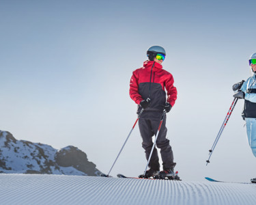 Skifahrer auf dem Gipfelkreuz im Snow Space Salzburg