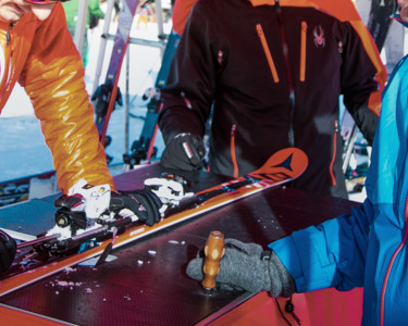Mann wachselt Skier in einem der Service-Zelte auf der Piste in Wagrain im Snow Space Salzburg | © Bergbahnen AG Wagrain