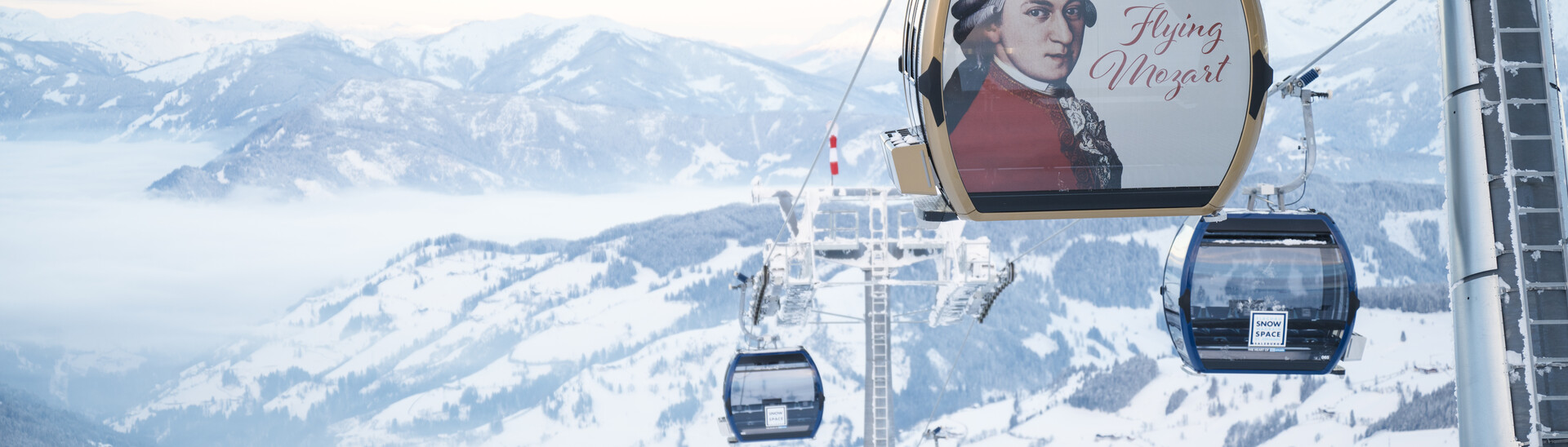 Gondeln der Flying Mozart Bahn in Wagrain und Blick auf die Salzburger Berge