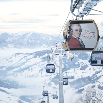 Flying Mozart in Wagrain - Snow Space Salzburg Gondeln der Flying Mozart Bahn in Wagrain und Blick auf die Salzburger Berge