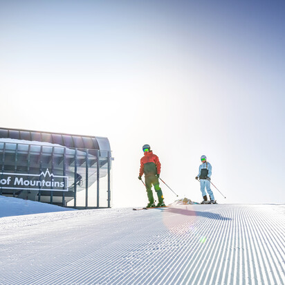 Bergstation - Skifahrer im Snow Space Salzburg Zwei Skifahrer auf den Pisten von Snow Space Salzburg