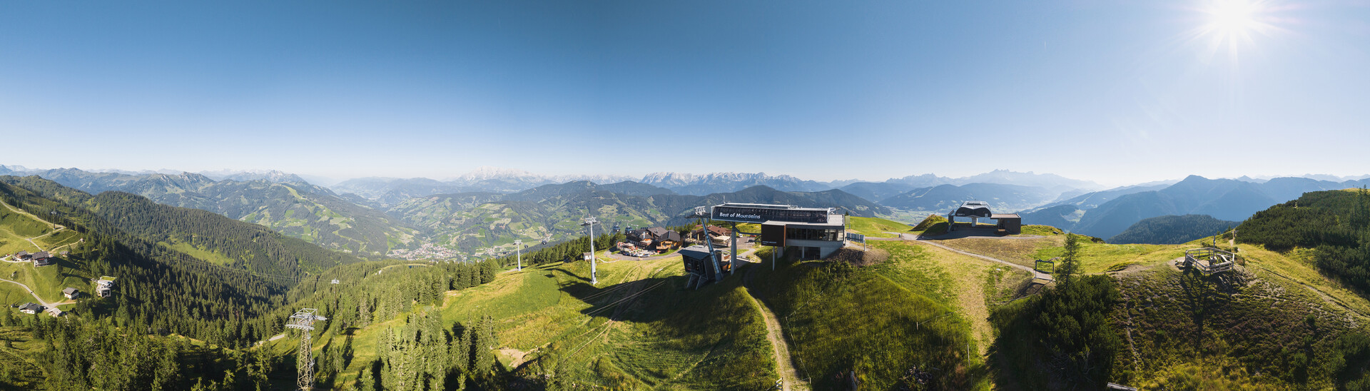 Eine Bergstation der Snow Space Region aus Drohnenperspektive im Sommer 