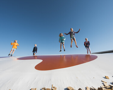 Spielende Kinder auf dem Trampolin in Snow Space Salzburg 