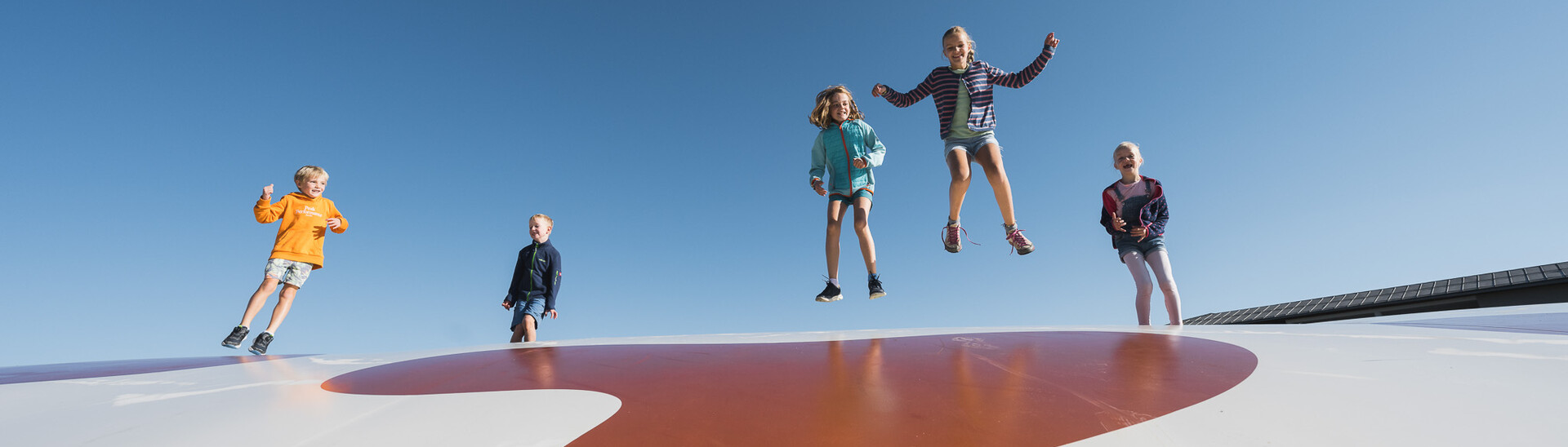 Spielende Kinder auf dem Trampolin in Snow Space Salzburg 